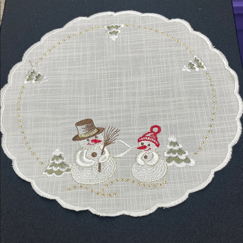 Holiday round table runner Winter scene